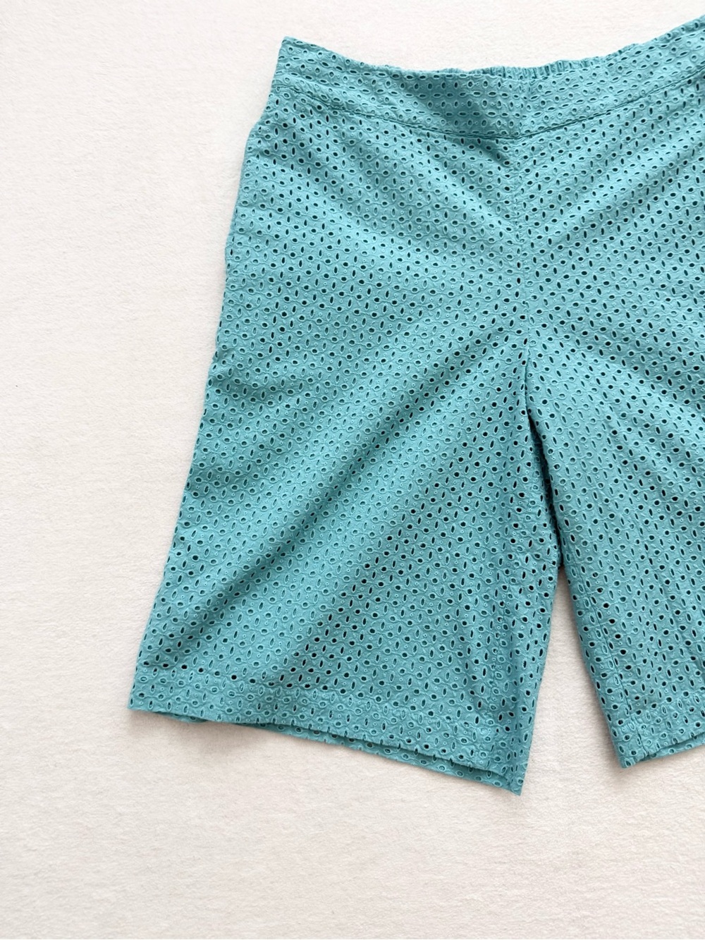 Isaac Mizrahi 100% Eyelet Bermuda Shorts Women’s Size 10 - Picture 2 of 7
